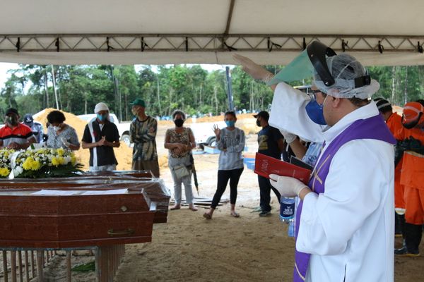 Líderes religiosos em cerimônia fúnebre no cemitério Nossa Senhora Aparecida, em Manaus, durante a pandemia de coronavírus