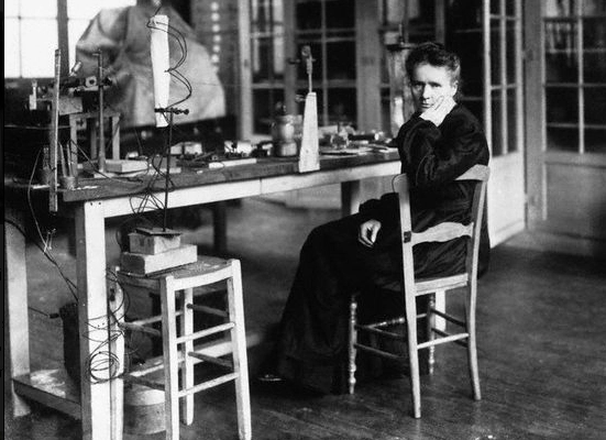 Na França, o laboratório de Marie Curie (1867-1934), ganhadora de um Prêmio Nobel por seus estudos em radioatividade, foi um dos que usou areia monazítica de Guarapari em seus estudos