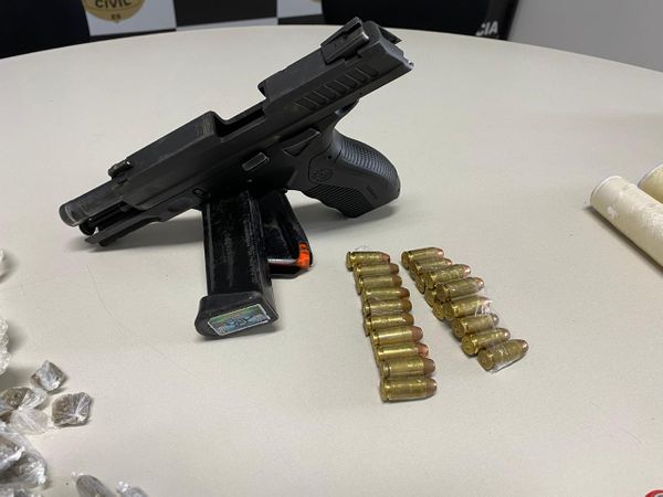 Operação policial no bairro São Benedito, no Beco Maria José Mariana Domingos, que resultou na prisão de dois homens, um deles Jhon Lenon Santos João, vulgo “Jhon Lenon”.