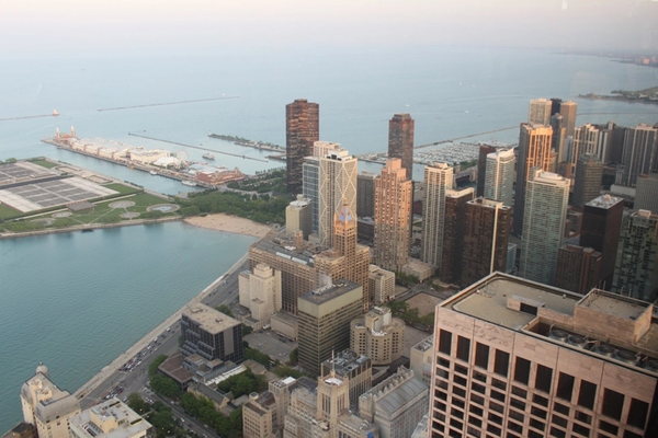 Vista da região de Streeterville, a oeste de Chicago, onde boa parte do bairro foi aterrado com areia monazítica ao longo do século XX. 