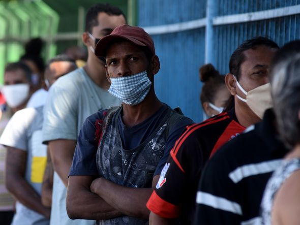 04/05/2020 - Fila de pessoas na Agência da Caixa, Avenida Vitória, em Vitória por Ricardo Medeiros