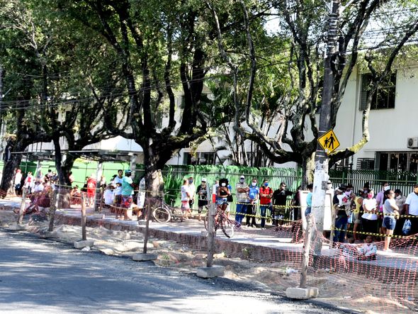 04/05/2020 - Fila de pessoas na Agência da Caixa, Avenida Vitória, em Vitória por Ricardo Medeiros