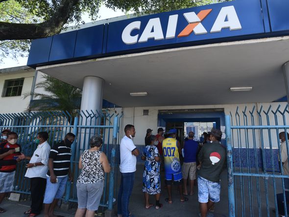  04/05/2020 - Fila de pessoas na Agência da Caixa, Avenida Vitória, em Vitória por Ricardo Medeiros