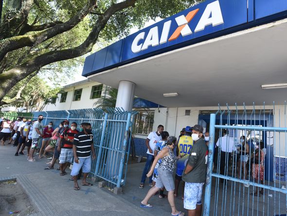 04/05/2020 - Fila de pessoas na Agência da Caixa, Avenida Vitória, em Vitória por Ricardo Medeiros