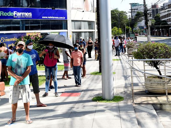 04/05/2020 -  Fila de pessoas na Agência da Caixa, Reta da Penha, em Vitória por Ricardo Medeiros