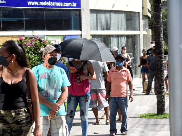 04/05/2020 - Fila de pessoas na Agência da Caixa, Reta da Penha, em Vitória  por Ricardo Medeiros