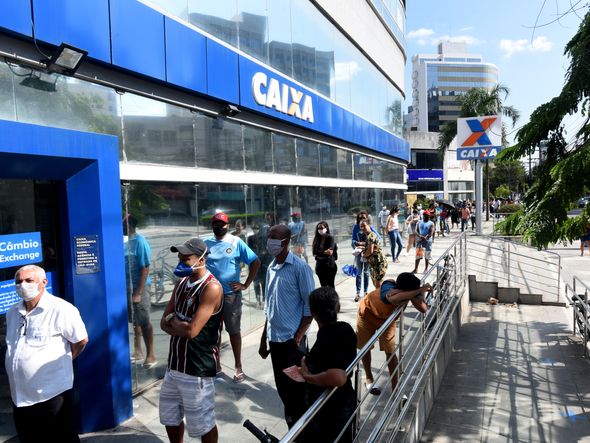  04/05/2020 - Fila de pessoas na Agência da Caixa, Reta da Penha, em Vitória por Ricardo Medeiros