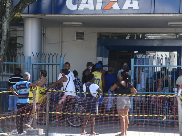 04/05/2020 - Fila de pessoas na Agência da Caixa, Avenida Vitória, em Vitória por Ricardo Medeiros