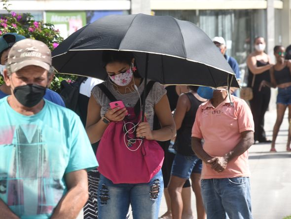 04/05/2020 - Fila de pessoas na Agência da Caixa, Reta da Penha, em Vitória por Ricardo Medeiros