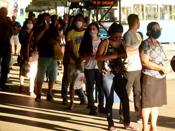 Pessoas com máscara no Terminal de Campo Grande, em Cariacica por Ricardo Medeiros