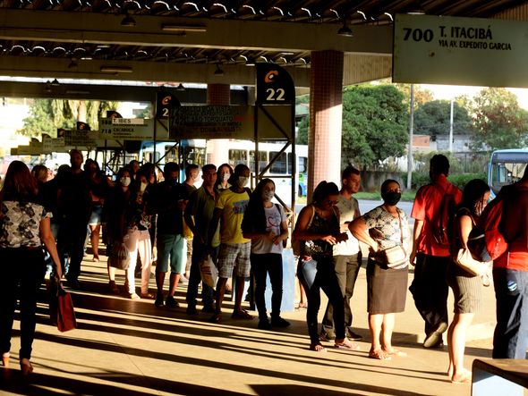 Pessoas com máscara no Terminal de Campo Grande, em Cariacica por Ricardo Medeiros