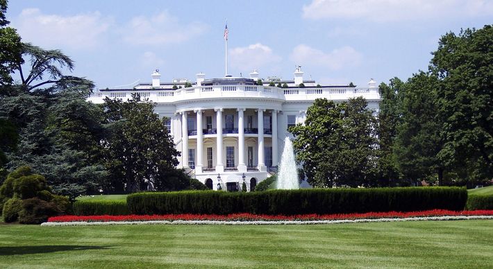 De acordo com Larry Kudlow, há muitos elementos no projeto de lei que a oposição democrata deseja aprovar que 'não tem nada a ver com a covid', o que Trump rechaça