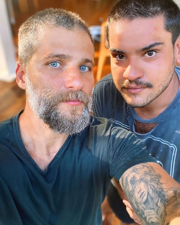Bruno Gagliasso e o amigo Danillo Vieira rasparam o cabelo um do outro.