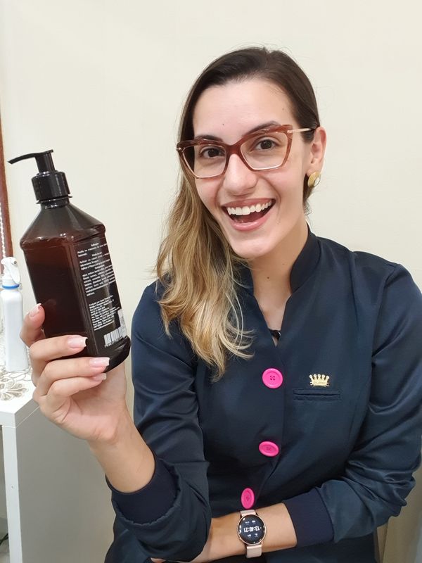 Camila Zanoni faz entrega de produtos para o cabelo