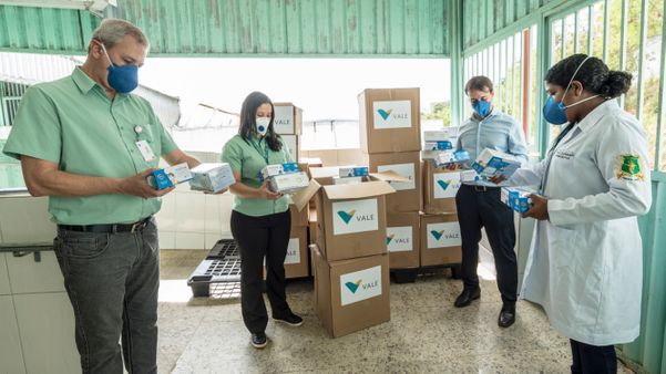 Colaboradores do Hospital São José, em Colatina, conferem os equipamentos recém-chegados à unidade
