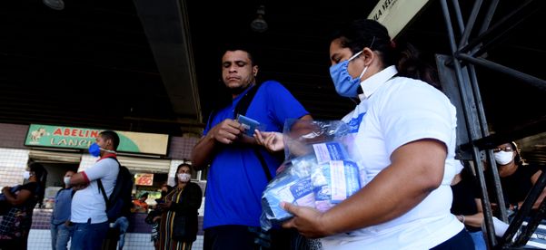 Distribuição de máscaras feita pelo Governo do Espirito Santo no Terminal de Campo Grande, em Cariacica por Ricardo Medeiros