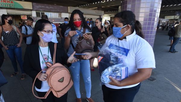 Distribuição de máscaras feita pelo Governo do Espirito Santo no Terminal de Campo Grande, em Cariacica por Ricardo Medeiros