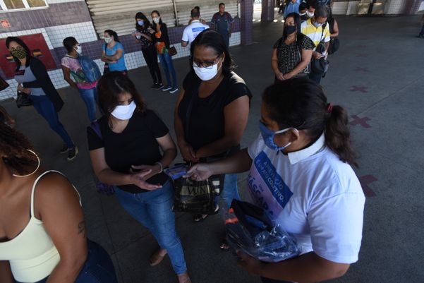 Distribuição de máscaras feita pelo Governo do Espirito Santo no Terminal de Campo Grande, em Cariacica por Ricardo Medeiros