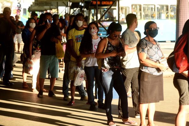 Pessoas com máscara no Terminal de Campo Grande, em Cariacica por Ricardo Medeiros