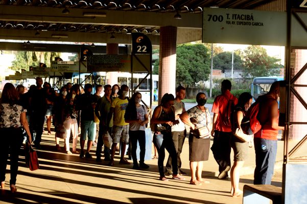 Pessoas com máscara no Terminal de Campo Grande, em Cariacica por Ricardo Medeiros