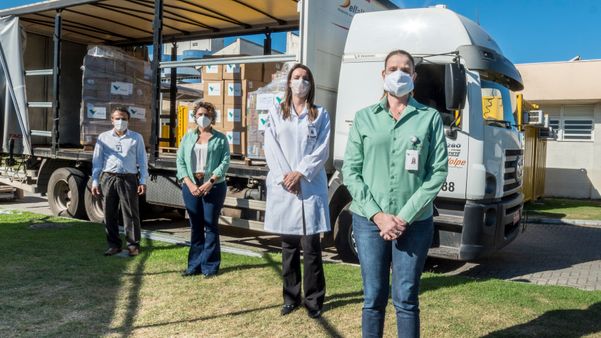 Equipe do Hospital Dr. Jayme Santos Neves, na Serra, em frente ao caminhão com os itens que foram doados
