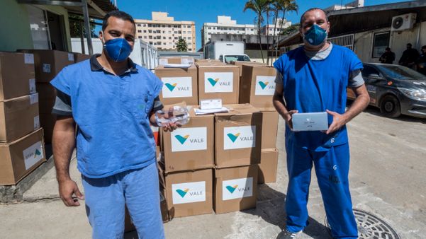 Funcionários do Hospital Dório Silva, na Serra, receberam da Vale o novo material de proteção para o trabalho