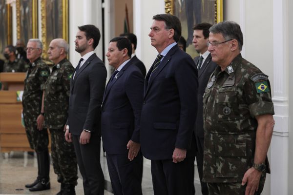 Jair Bolsonaro e Hamilton Mourão em solenidade de transmissão do cargo de Comandante Militar do Sul.