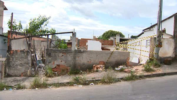 Parte da casa desabou sobre um ajudante de pedreiro, que morreu no local, em Cariacica