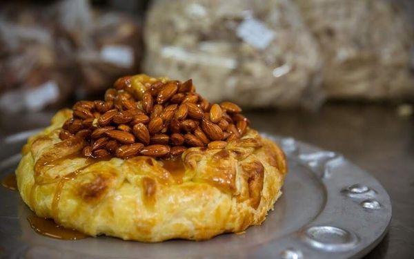 Queijo brie folhado, molho de caramelo e castanhas do bufê Casa S