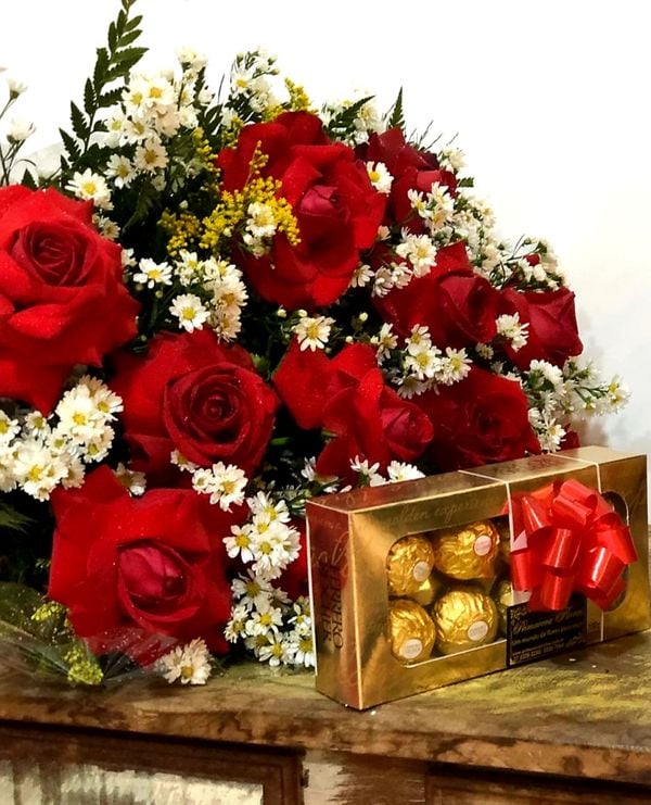 uquê com uma dúzia de rosas e uma caixa de chocolate da Ferreiro Rocher (R$ 175)
