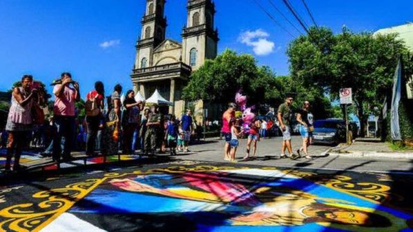 A tradicional missa às 17h, seguida de procissão do Santíssimo Sacramento, poderá ser acompanhada pelos fiéis em casa