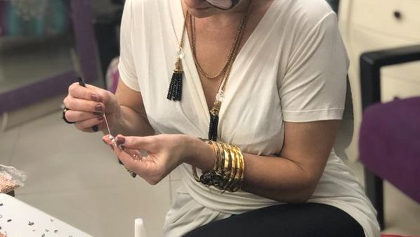 Ela passou a fazer sobremesas, lasanhas e pizzas sob encomenda, ensinou os filhos a lavar banheiro e estender a roupa e, para espairecer, tem feito encontros no corredor com seus vizinhos, respeitando o limite de distância permitido