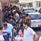 Pessoas na fila da agência da Caixa, em Campo Grande, Cariacica, para receber o auxílio de R$ 600,00