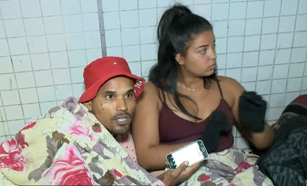 À espera do benefício, o carregador Vitor dos Santos dormiu na fila da agência da Caixa Econômica de Campo Grande