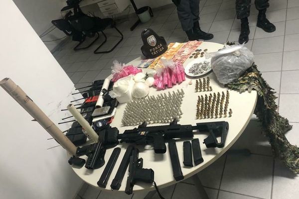 Armas, drogas e munições foram apreendidas nesta terça-feira em operação no Morro do Macaco
