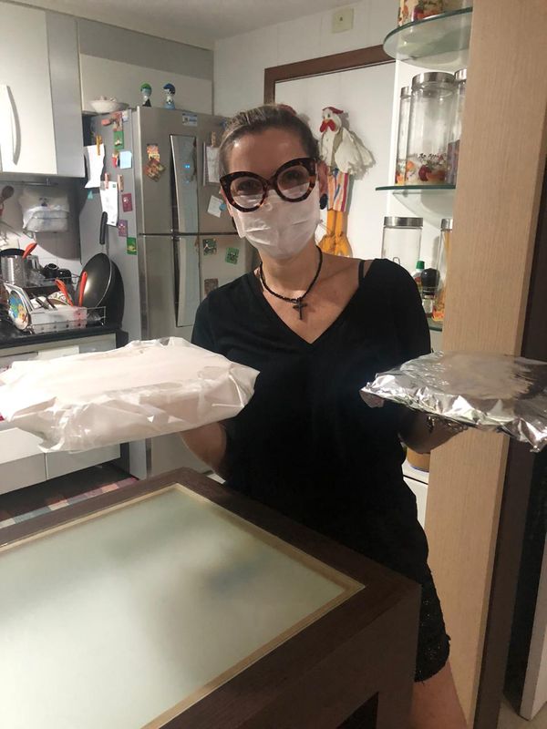 Delícia da Leide: a designer com duas das tortas que está fazendo sob encomenda