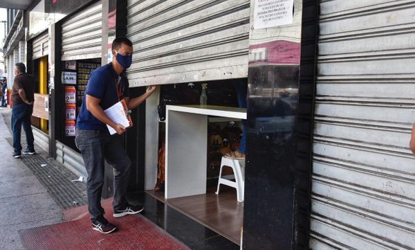 Fiscais da prefeitura de Cariacica fechando lojas na avenida Expedito Garcia, em Campo Grande