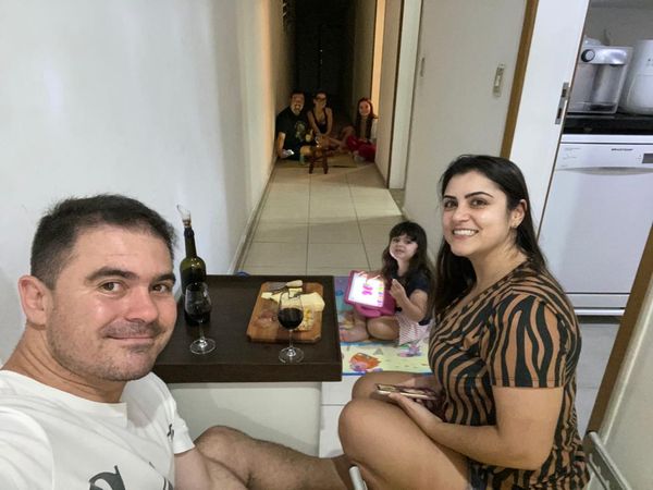 Leide, Jean e a sobrinha, Julia, e os vizinho de Leide com a filha: encontro no corredor 