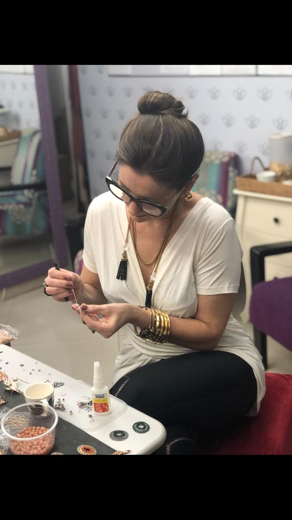 Leide montando acessórios em casa