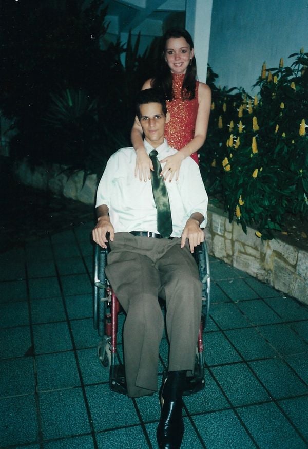 Pedro Barcelos e a namorada Camilla Fejoli, após sair do hospital