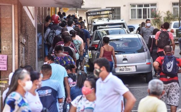 Pessoas na fila da agência da Caixa, em Campo Grande, Cariacica, para receber o auxílio de R$ 600,00 por Vitor Jubini