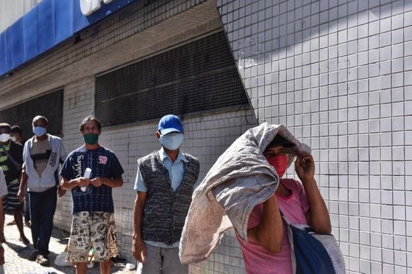 Pessoas na fila da agência da Caixa, em Campo Grande, Cariacica, para receber o auxílio de R$ 600,00 por Vitor Jubini