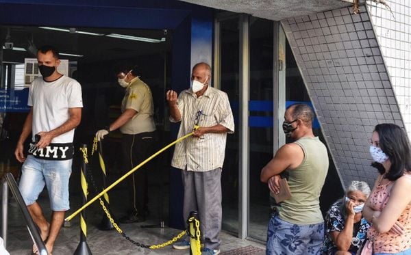 Pessoas na fila da agência da Caixa, em Campo Grande, Cariacica, para receber o auxílio de R$ 600,00 por Vitor Jubini