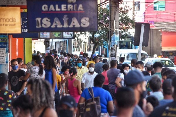 Pessoas na fila da agência da Caixa, em Campo Grande, Cariacica, para receber o auxílio de R$ 600,00 por Vitor Jubini