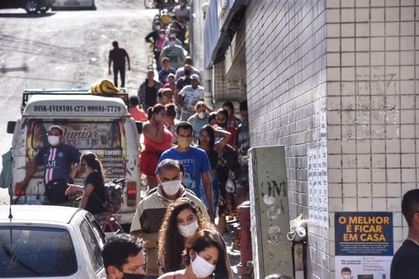 Pessoas na fila da agência da Caixa, em Campo Grande, Cariacica, para receber o auxílio de R$ 600,00 por Vitor Jubini