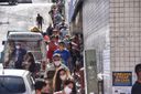 Pessoas na fila da agência da Caixa, em Campo Grande, para receber o auxílio de R$ 600,00 e o Bolsa Família - Cariacica/ES(Vitor Jubini)