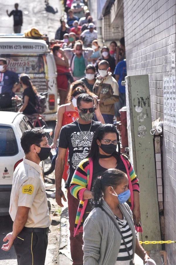 Pessoas na fila da agência da Caixa, em Campo Grande, Cariacica, para receber o auxílio de R$ 600,00 por Vitor Jubini
