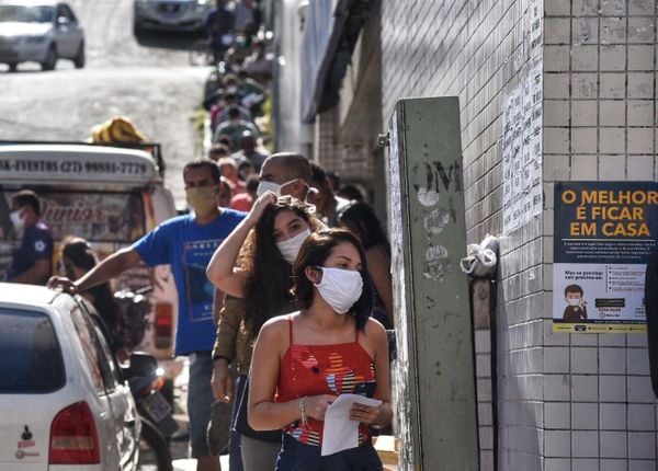 Pessoas na fila da agência da Caixa, em Campo Grande, Cariacica, para receber o auxílio de R$ 600,00 por Vitor Jubini