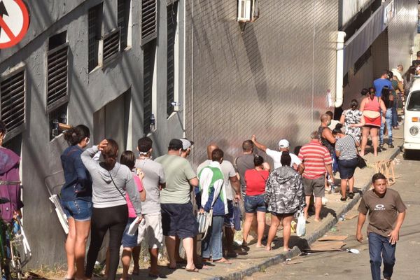Pessoas na fila da agência da Caixa, em Campo Grande, para receber o auxílio de R$ 600,00 e o Bolsa Família - Cariacica/ES