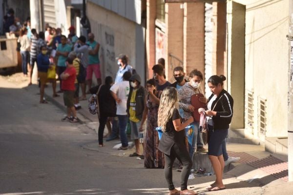 Pessoas na fila da agência da Caixa, em Campo Grande, Cariacica, para receber o auxílio de R$ 600,00 por Vitor Jubini